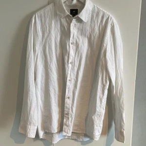 Hm skjorta ny - Helt ny hm skjorta med lappen kvar säljes då den aldrig kom till användning. Regular fit storlek M. 