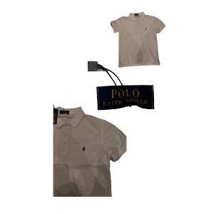 Golf-pikétröja från Ralph Lauren - Säljer en klassisk vit pikétröja från Ralph Lauren med korta ärmar och den ikoniska broderade loggan på bröstet. Perfekt för en stilren och avslappnad look. Tröjan har en traditionell krage med knappar.