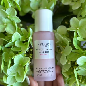 Victoria's Secret Pomegranate & Lotus Deodorant - Fräsch deodorant från Victoria's Secret med doft av granatäpple och lotus. Den erbjuder 24-timmars skydd och är fri från aluminium. Perfekt för en fräsch känsla hela dagen. Helt ny i förpackningen 