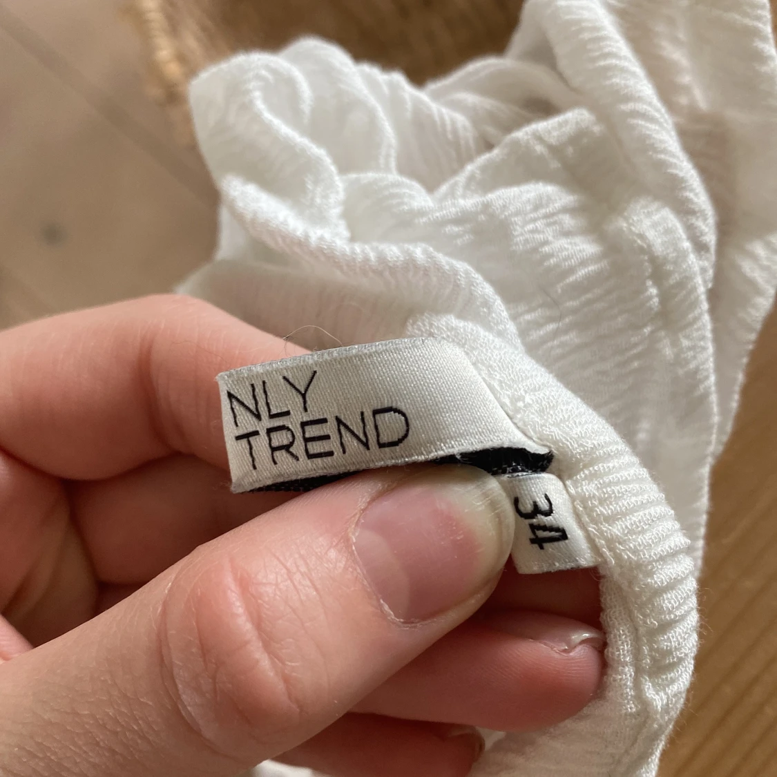 Vit offshoulder klänning från NLY Trend - 3