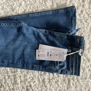 Blå jeans med bootcut - Snygga blå jeans med bootcut från Perfect Jeans. De är högmidjade och har en klassisk femficksdesign. Perfekta för en avslappnad stil med en modern twist. HELT NYA, MED PRISLAPP