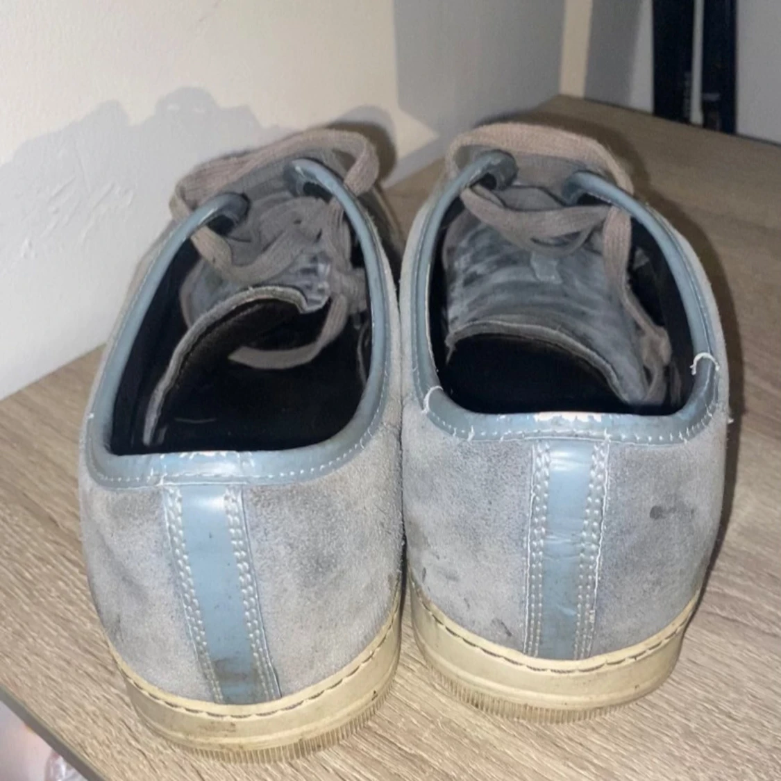 Gråa lanvins med blå detaljer - 2