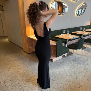 Balklänning - Jättefin helt oanvänd klänning från Design By Si som jag inte han lämna tillbaka. Perfekt till balen! Storlek XS/S, är 176 och den passade jättebra! Stretchigt material. Nypris 575kr, mitt pris 400kr. Skriv för egna bilder