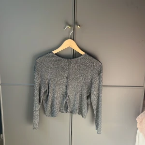 Grå glittrig kofta - Snygg grå glittrig kofta med knappar framtill. Perfekt för att lägga till lite glitter i vardagen. Den har långa ärmar och en croppad passform.💕