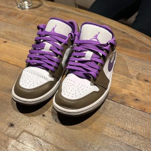Nike air Jordan low - Säljer mina brun-lila Jordan low som är i nyskick, använda runt 10 gånger någonsin då skorna var lite för små för mig. Skorna är köpta direkt från Nike hemsidan för 1-2 år sedan så dem är riktiga. Kom gärna dm om ni har några funderingar!
