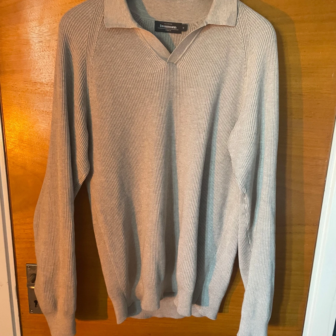 Beige ribbad tröja från Dressmann - 1