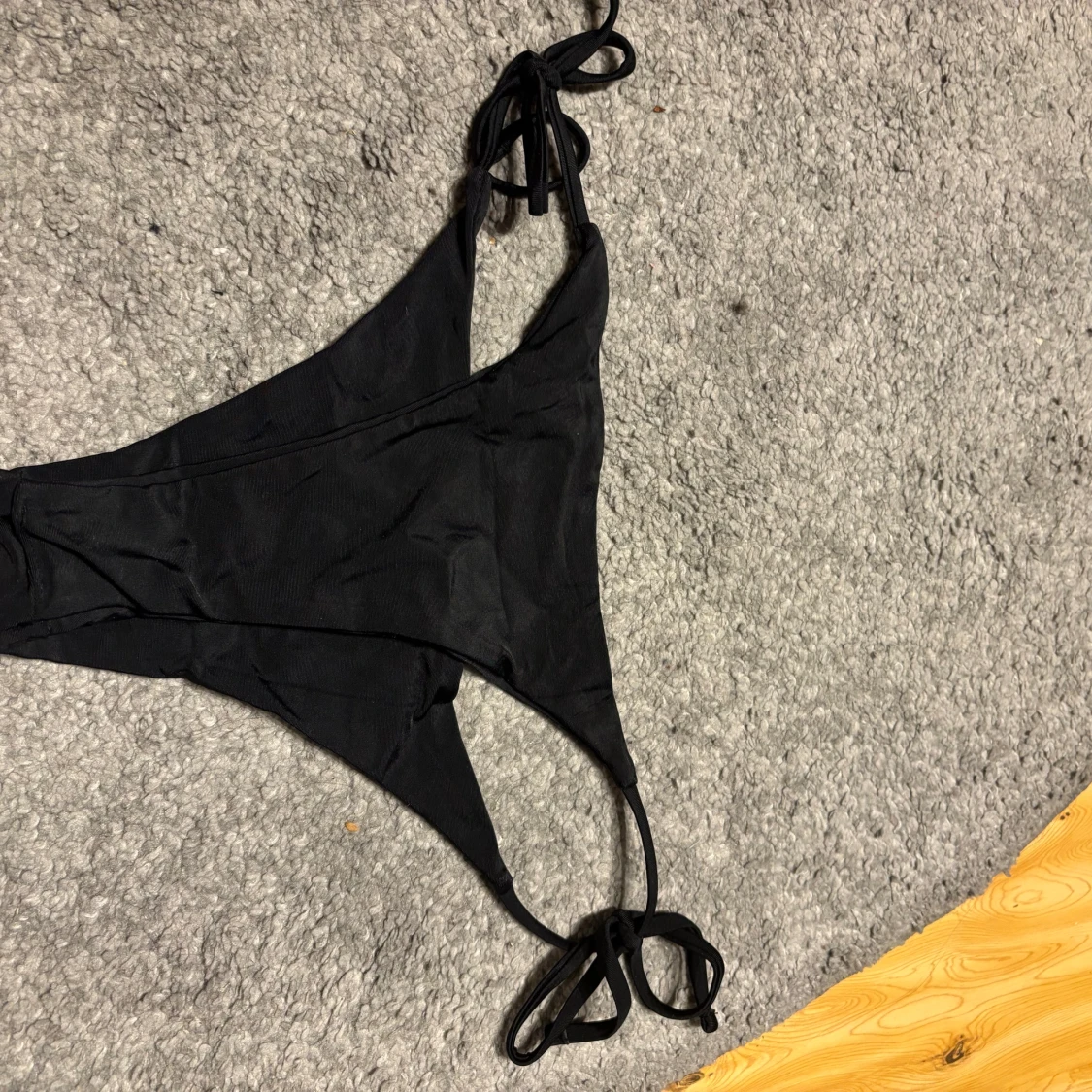 Svart bikiniunderdel med knyt