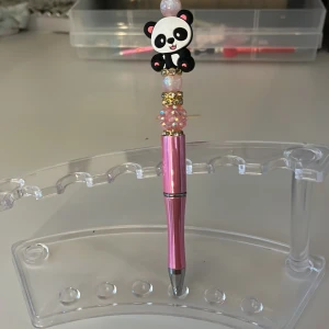 Hemmagjord rosa penna med en panda💕 - Hemmagjord rosa penna med en panda på toppen.💕
