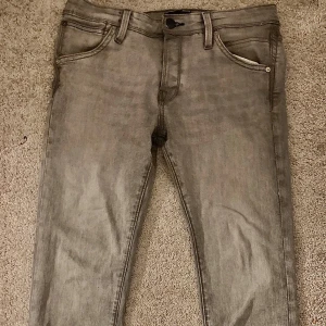 Helt nya Jack and Jones slimfit grå jeans - Ett par sköna grå jeans ifrån Jack & Jones i passformen slimfit glenn, nypriset var 800kr och de har legat oanvända pga jag köpte fel storlek! Storlek 30/30, pris går att diskutera