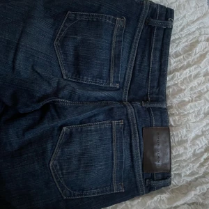 Lågmidjade mörkblåa jeans - Superfina jeans, de är lät bootcut och lowwaist. Jättefin färg och de har inga defekter. 