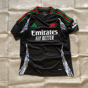 Arsenal Jersey XL - Sprillans ny Arsenal fan jersey, inte använd och vädligt fin och skön. Riktigt bra sommar tröja till ett sjukt bra pris.