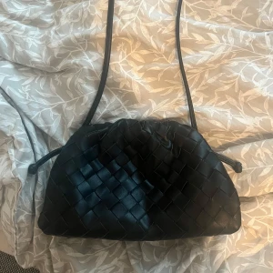 Svart axelväska med flätat mönster - Säljer min superfina svarta axelväska ifrån Ludeér. Den är ej använd och i helt nytt skick. Skriv för fler bilder 💕🥰