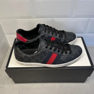 Gucci Ace skor - Gucci Ace skor i mycket bra skick | Storlek 41,5 | Fråga om innermått vid osäkerhet | Ingår: Box, kvitto, extra skosnören, och kort | Hör av dig vid frågor eller funderingar!