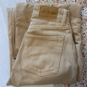Beiga jeans - Snygga beiga jeans från monki. Uppsydda och passar mig som är 158 perfekt! Dom är storlek 24 vilket motsvarar xxs!! 