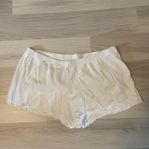 Brandy Melville shorts - Söta shorts från brandy Melville, som inte kommer till användning. Finns en liten fläck från brun utan sol på insidan shortsen (bild 3), men inget som syns när man har de på sig!🤍