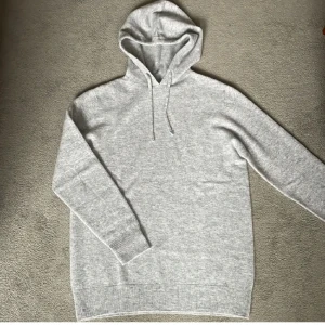 Merinoull Hoodie - En sjukt snygg hoodie i 100% Merinoull!🌟Perfekt för sommaren! Storlek S, bara testad, aldrig använd! Hör av dig vid intresse eller minsta fundering!😊