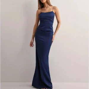 SÖKERRR Nelly klänning - Söker denna mörkblåa klänningen från Nelly i storlek 32!!! Snälla hör av er om ni har en som ni vill sälja💕