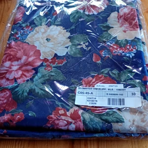 Gardintyg 10 meters bunt blommigt  - Gardintyg blommigt 10 meters bunt och ligger i sin original förpackning.