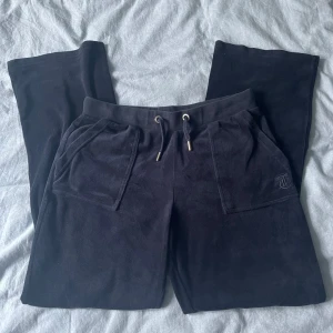 Juicy couture  - Ett par juicy couture som är nästan som nya i storlek 12-13 år i färg mörk blå (frakt ingår inte)