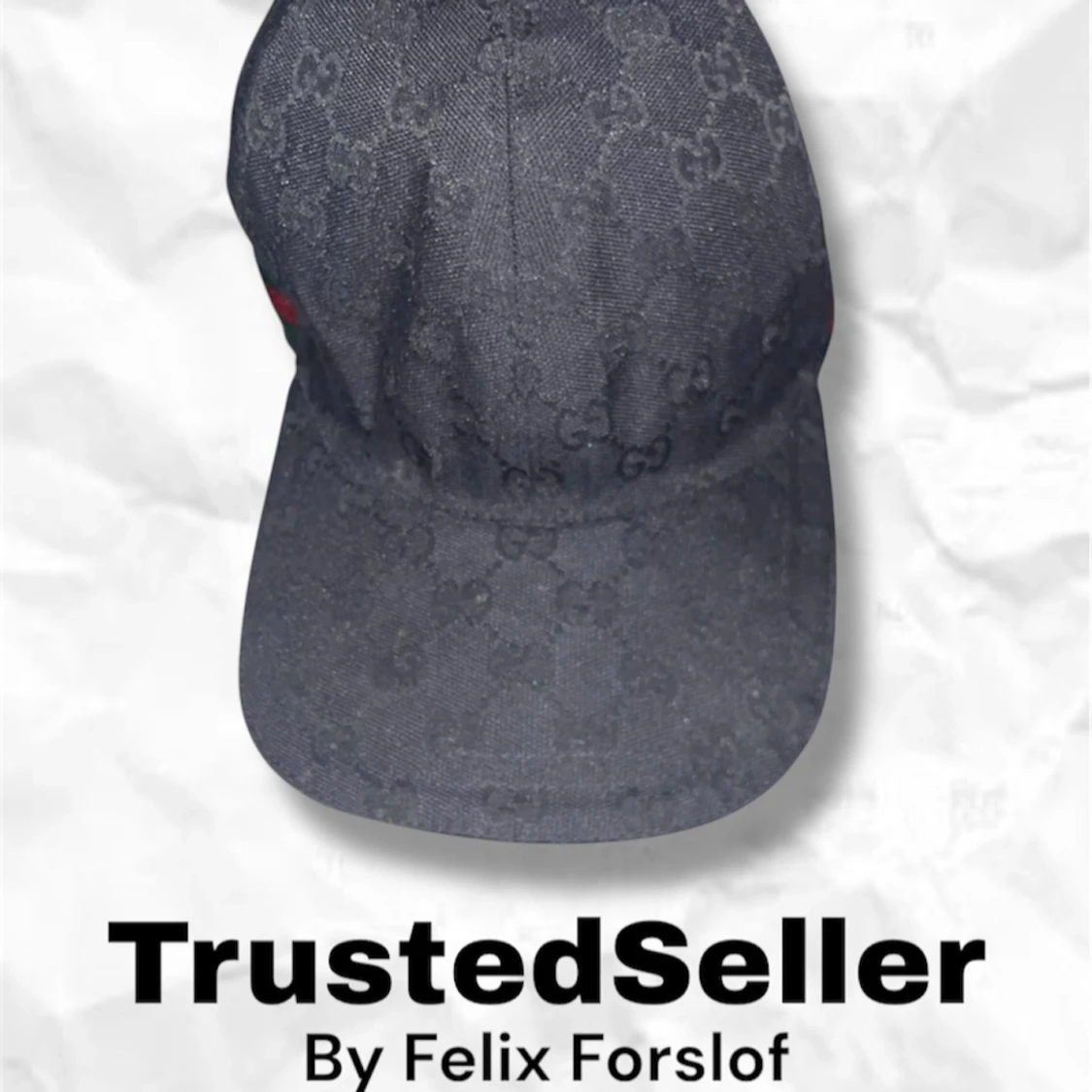 Svart keps med monogram