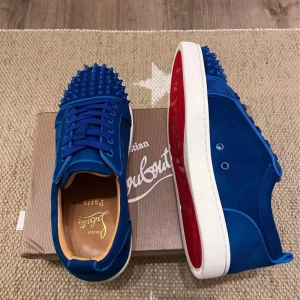 Byter  Christian Louboutin - Byter Snygga blå sneakers från Christian Louboutin med nitar på tån och en ikonisk röd sula. Skorna har snörning och är tillverkade i mocka för en lyxig känsla. Perfekta för att ge din outfit en edgy touch. Kommer med bjud på kläder, o.s.v. Är öppen för byte!