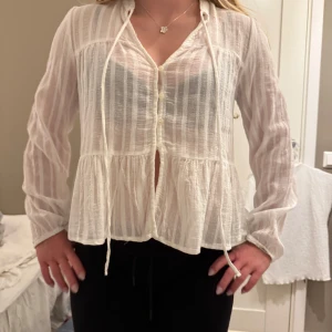Söt vit somrig blus  - Säljer denna söta vita blusen som är perfekt till sommaren, den är från stradivarius och är i storlek 36