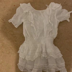 Vit klänning från Gina Tricot - Den finns inte kvar