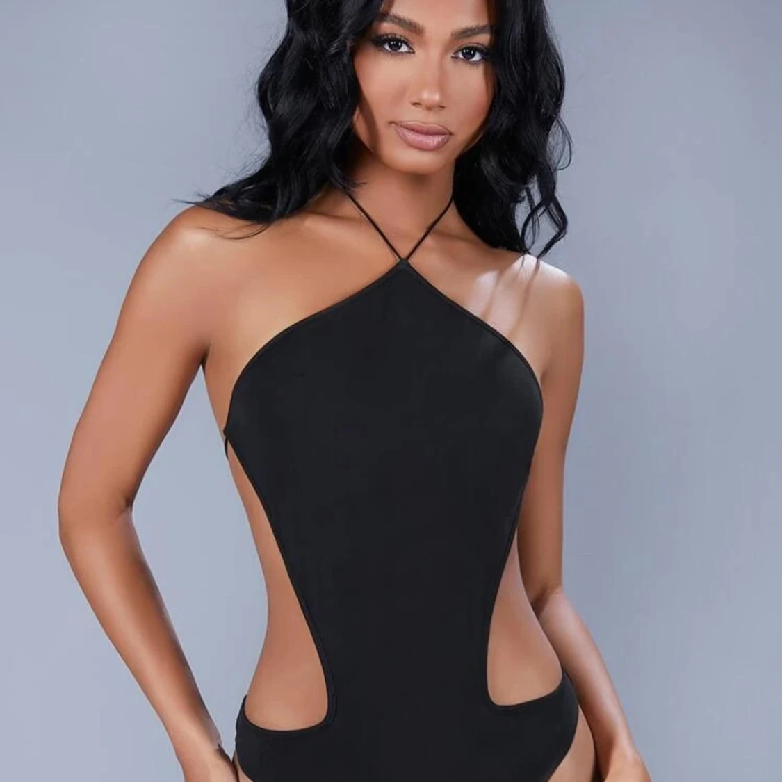 Svart body med öppen rygg