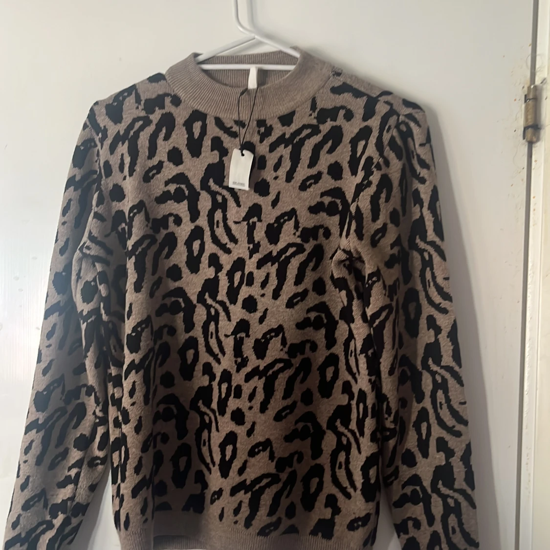 Beige leopardmönstrad tröja från Object - 3