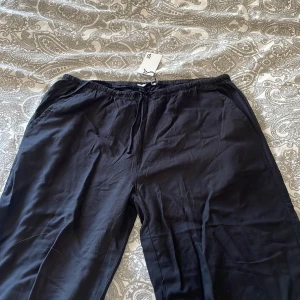 Lågmidjade linnebyxor - Säljer ett par oanvända linnebyxor från lager 157 då de var för långa för mig 💞💞