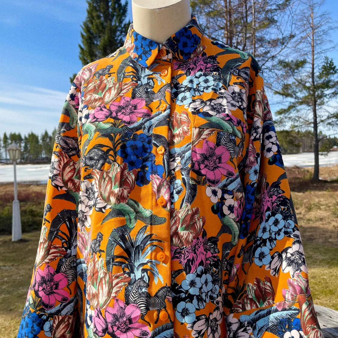 Färgglad skjorta, Monki