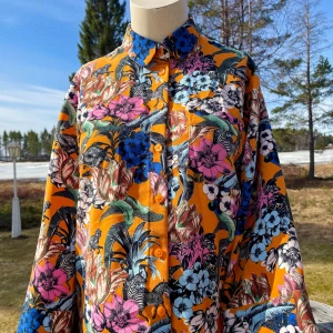 Färgglad skjorta, Monki - Färgglad skjorta i storlek XS från Monki. Inga skavanker. Skönt, ”flowy” tyg, inte för tunt.