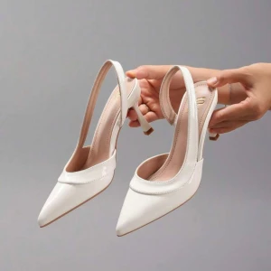 Vita klackar - Vita klackar från SHEIN, jättebra material osv, säljer då de är för stora för mig. Storlek 38!!! Aldrig använda.