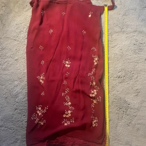 Lång omlott kjol - Midi/maxi omlottkjol men broderi. Fint skick bortsett från en liten slitning som inte syns när man knyter ihop kjolen. Sitter Lågmidjade på mig som vanligtvis har storlek S💕