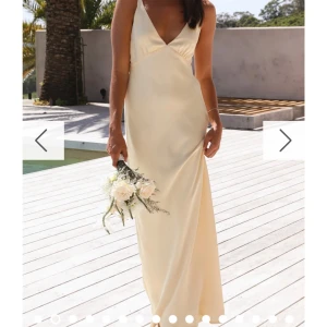 Gul långklänning - Jätte fin gul klänning från billy j som säljs då jag ska ha en annan på balen. Jätte fint skick i storlek xs✨