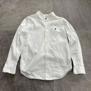 Polo Ralph lauren skjorta - Snygg polo skjorta, passar om man är ungefär 160cm har några små fläckar vid några knappar!