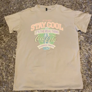  Coca-Cola t-shirt  - Använd få gånger. Väldigt fin!❤️