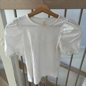 Puffärmad topp - Jättesnygg vitt t-shirt med puffärmar😊. Perfekt till sommaren.