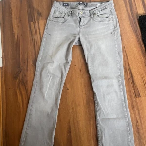 Grå jeansbyxor från Ltb - Mått finns på bilderna! Säljer pga för stora, bara att skriva vid frågor!🙏