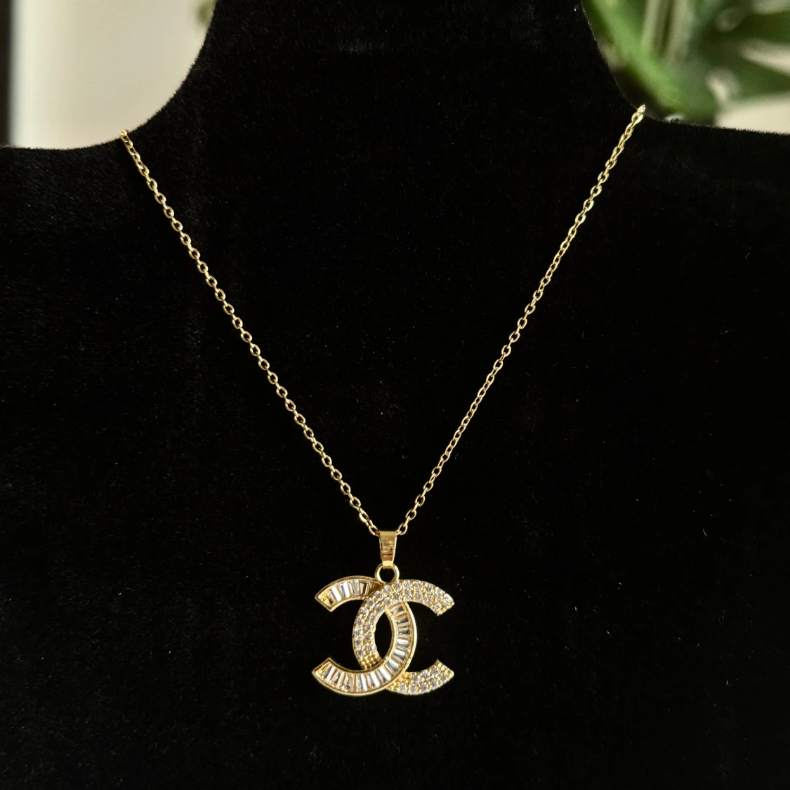 Guldigt halsband - 1