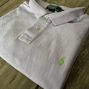 Ralph Lauren Pike T-Skjorta - I perfekt skick! 	•	Inga hål eller fläckar 	•	Inga revor eller rivningar 	•	Ingen missfärgning eller något i den stilen 	•	Storleken är ursprungligen XL men i verkligheten L 	•	Snabb leverans  Känn dig fri att fråga om vad som helst Jag ger stora rabatter på buntköp!  #ralphlauren  #PoloRalphLauren #RalphLaurenStyle #RalphLaurenOfficial #PoloByRalphLauren #MensFashion #WomensFashion #StreetStyle #LuxuryFashion #PreppyStyle #ClassicStyle #FashionInspo #OOTD #StyleGoals #WardrobeEssentials #Luxury