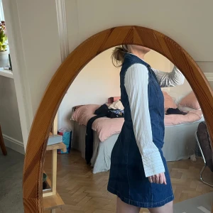 Blå jeansklänning med knappar - Jeansklänning inköpt second hand. (Jag är 165cm)