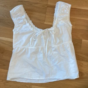 Topp - Säljer en söt blus/topp från brandy Melville som bara är använd några få gånger och inte har några tecken på användning. Det går att anpassa storleken över bröst och midja beroende på hur hårt man knyter den. Hör av dig för frågor eller fler bilder.