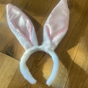 Diadem med kaninöron - Sött diadem med vita fluffiga kaninöron och rosa insida. Bara använd en gång!!