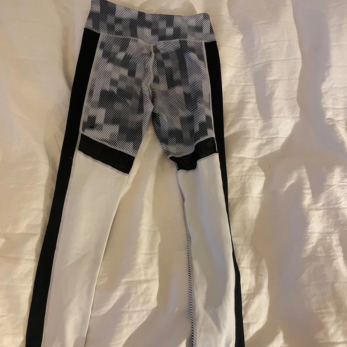 Svartvita leggings med mönster - 1