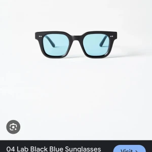 Svarta solglasögon med blå linser - Snygga svarta solglasögon från Chimi, 04.  med blå tonade linser. De har en klassisk fyrkantig form och ger en cool look. Perfekta för soliga dagar och en stilren accessoar till din outfit.