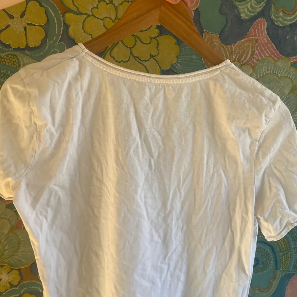 Säljer en stilren vit t-shirt från Zara med v-ringning. Perfekt för en avslappnad look. Gjord i mjukt material som känns skönt mot huden. Passar till det mesta i garderoben!. T-paidat.