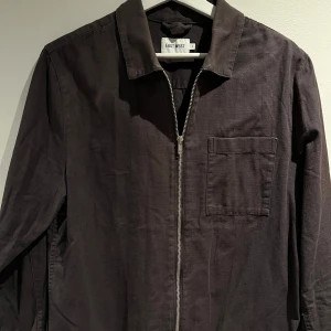 Svart jacka från East West - Snygg svart jacka från East West med dragkedja framtill och en bröstficka. Perfekt för en stilren look.