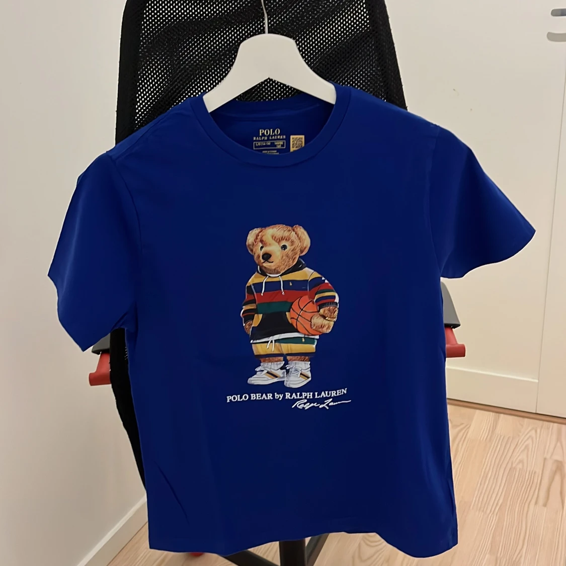 Blå t-shirt med björntryck från Polo Ralph Lauren