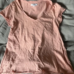 Rosa t-shirt  - Säljer en söt rosa t-shirt från Svea i storlek S 🌸